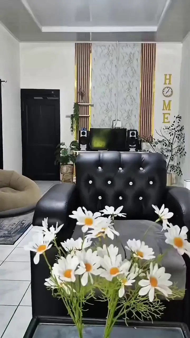 Mulanya rumah jadul bak green screen, wanita ini nukang sendiri jadi ala American classic, 9 potretnya © 2025 brilio.net