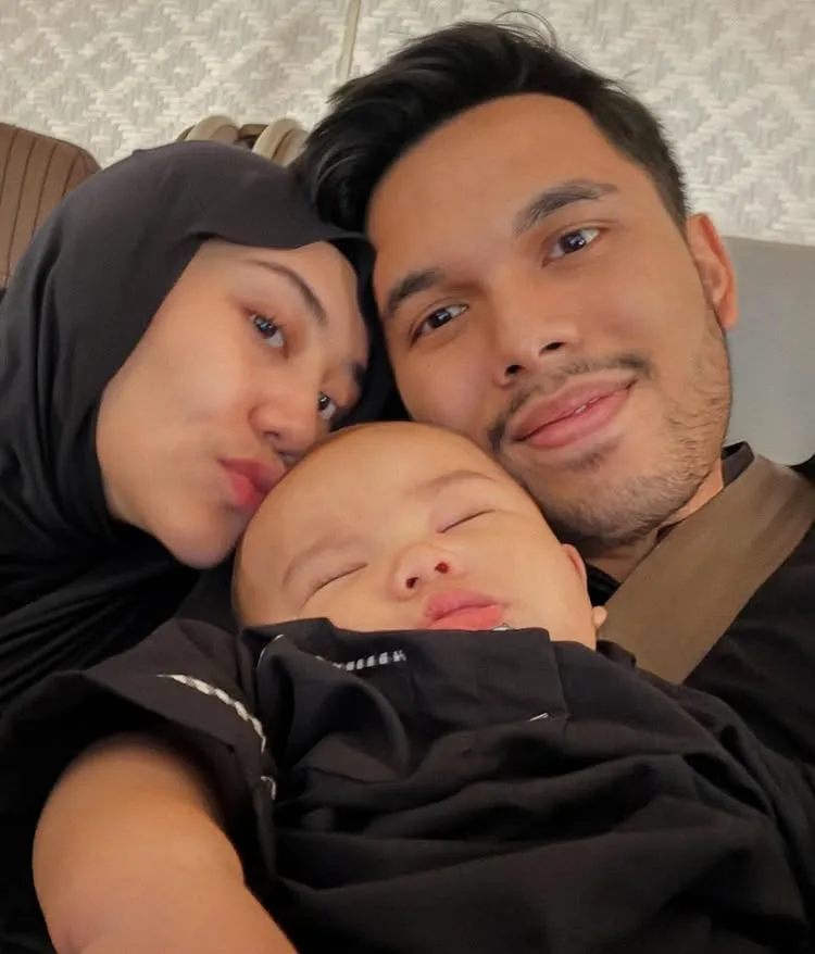 Aaliyah Massaid dan Thariq Halilintar umrah bareng anak © 2025 Instagram Aaliyah Massaid dan Thariq Halilintar umrah bareng anak © 2025 Instagram