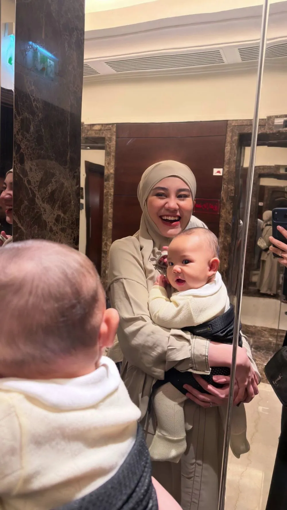 Aaliyah Massaid dan Thariq Halilintar umrah bareng anak © 2025 Instagram Aaliyah Massaid dan Thariq Halilintar umrah bareng anak © 2025 Instagram