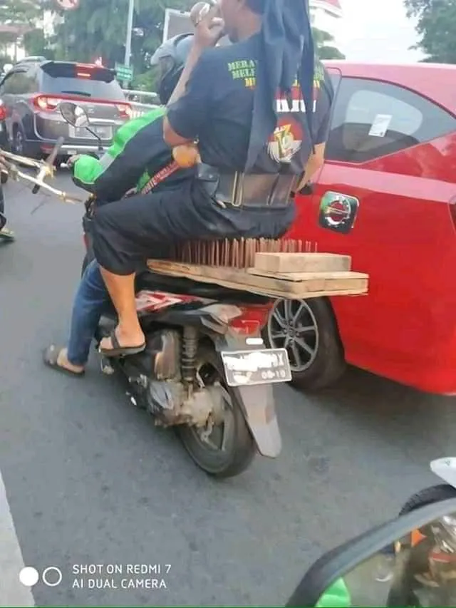 penampakan nyeleneh di tengah jalan raya © berbagai sumber
