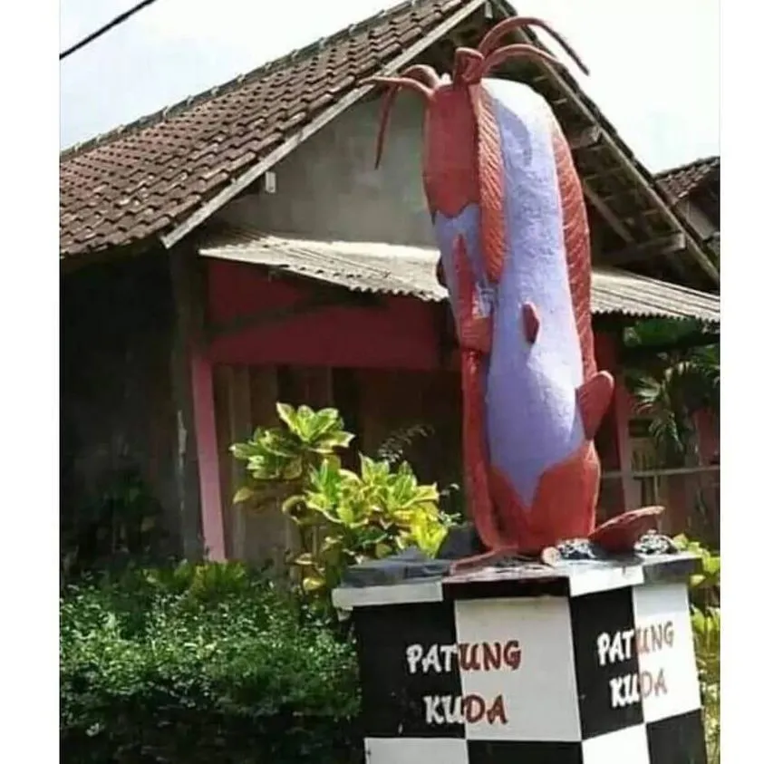 penampakan nyeleneh di tengah jalan raya © berbagai sumber