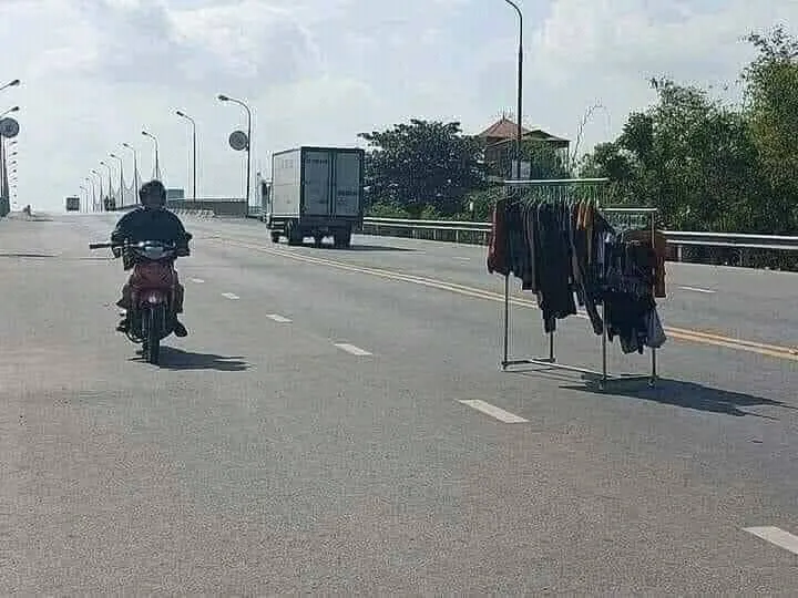 penampakan nyeleneh di tengah jalan raya © berbagai sumber