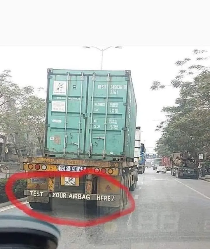 penampakan nyeleneh di tengah jalan raya © berbagai sumber