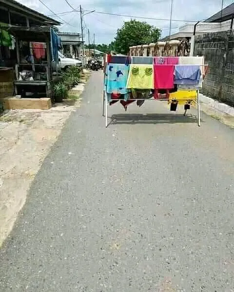 penampakan nyeleneh di tengah jalan raya © berbagai sumber