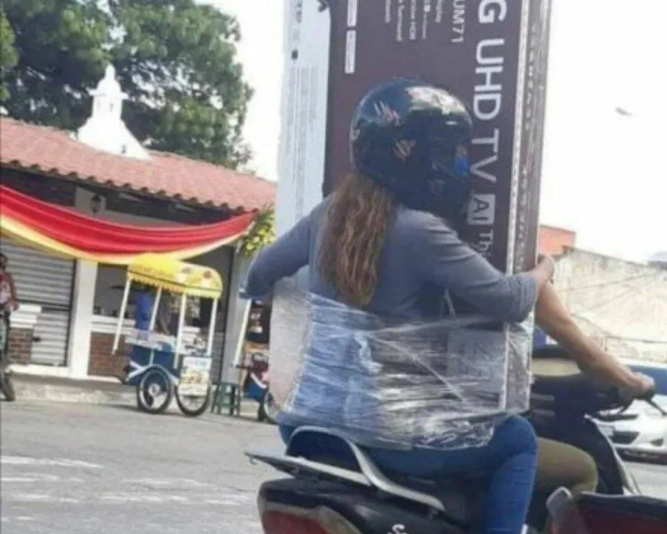 penampakan nyeleneh di tengah jalan raya © berbagai sumber