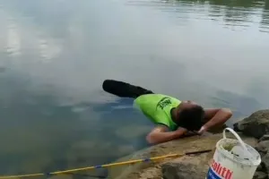 15 Momen kocak bapak-bapak mancing yang bikin ngakak, dari aksi absurd sampai gaya unik