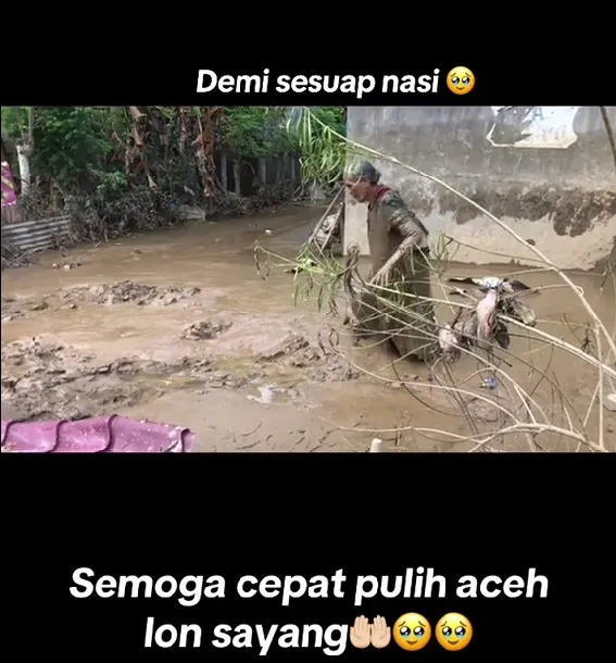 nenek korban banjir di Aceh lewati lumpur © TikTok