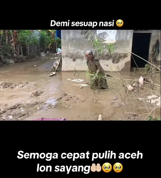 nenek korban banjir di Aceh lewati lumpur © TikTok