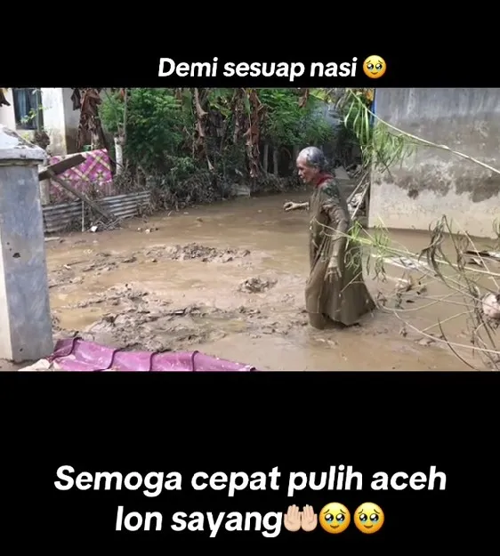 nenek korban banjir di Aceh lewati lumpur © TikTok