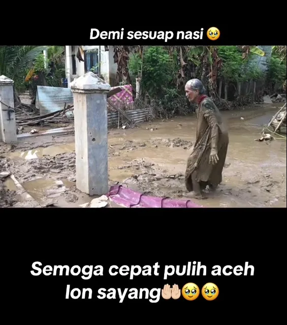 nenek korban banjir di Aceh lewati lumpur © TikTok