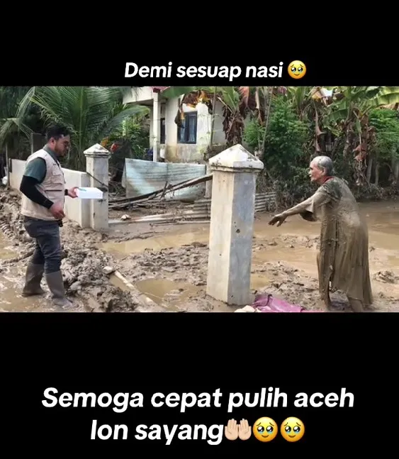 nenek korban banjir di Aceh lewati lumpur © TikTok