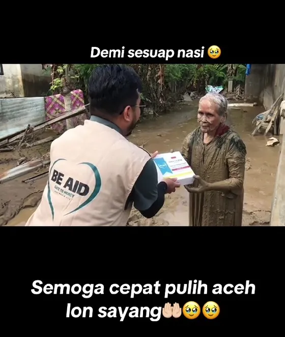 nenek korban banjir di Aceh lewati lumpur © TikTok