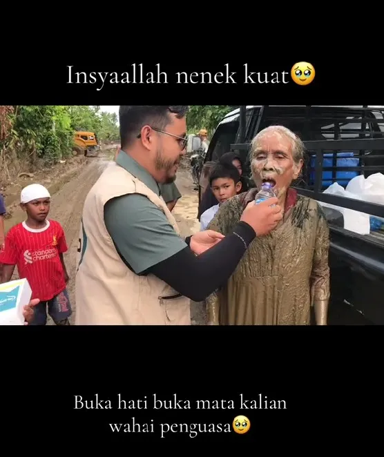 nenek korban banjir di Aceh lewati lumpur © TikTok