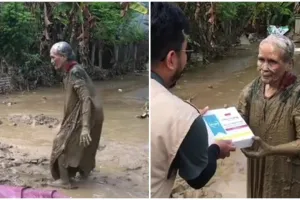 Viral perjuangan nenek korban banjir di Aceh lewati lumpur demi sekotak nasi, 7 potretnya bikin pilu