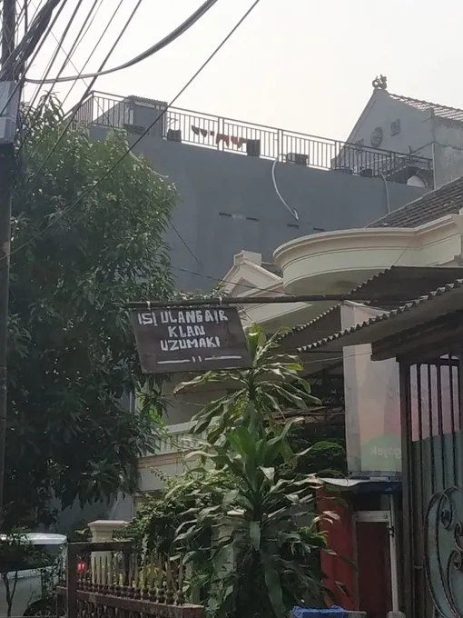 spanduk dagang anime © berbagai sumber