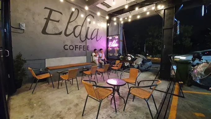 spanduk dagang anime © berbagai sumber