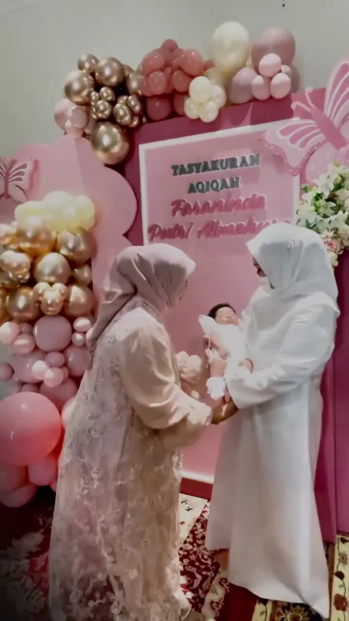 Akikah anak pertama Frans Faisal dan Indah Tri Pertiwi © 2025 brilio.net