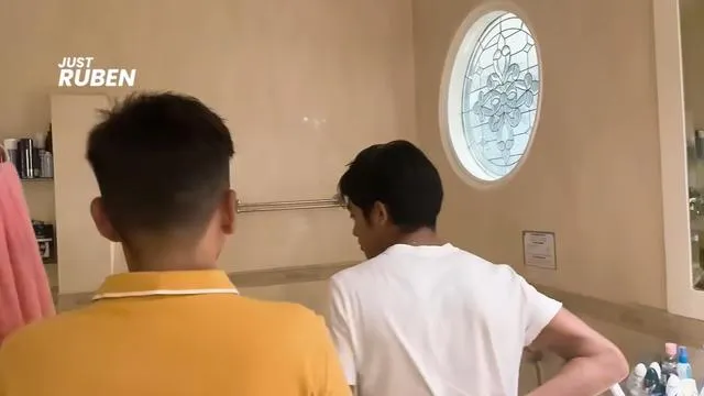 potret kamar tidur ruben onsu penuh tempelan hafalan doa harian © 2025 brilio.net