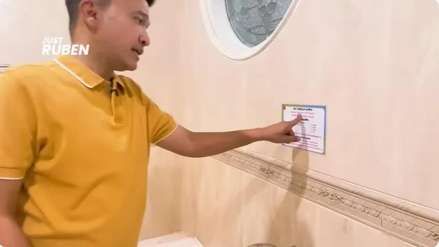 potret kamar tidur ruben onsu penuh tempelan hafalan doa harian © 2025 brilio.net