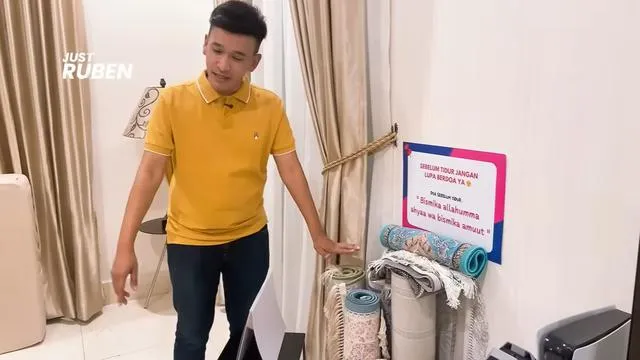 potret kamar tidur ruben onsu penuh tempelan hafalan doa harian © 2025 brilio.net