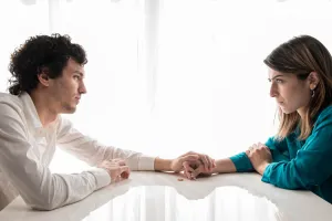 100 Kata-kata cinta realistis yang menguatkan hubungan saat mulai lelah