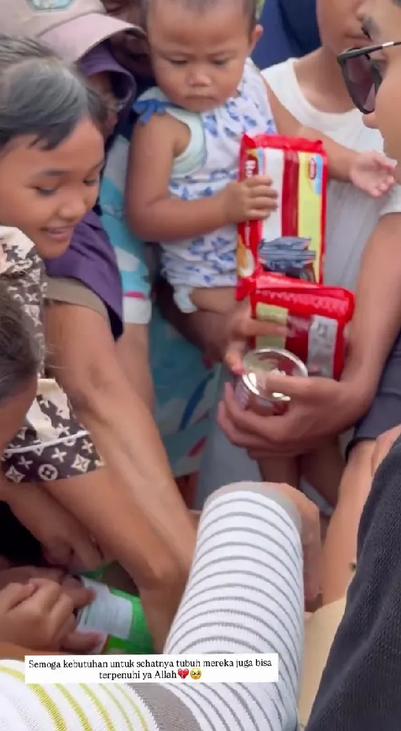 Teuku Ryan bantu korban banjir © Instagram