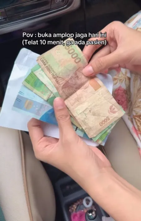 dokter ini spill gaji yang diterima © TikTok