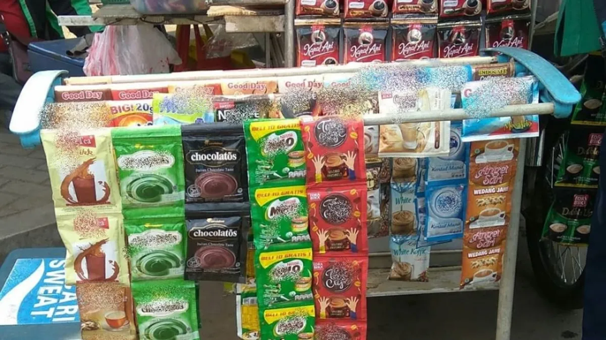 17 Aksi kocak pedagang ini kreatif banget, akalnya bikin nyengir sampai nggak habis pikir