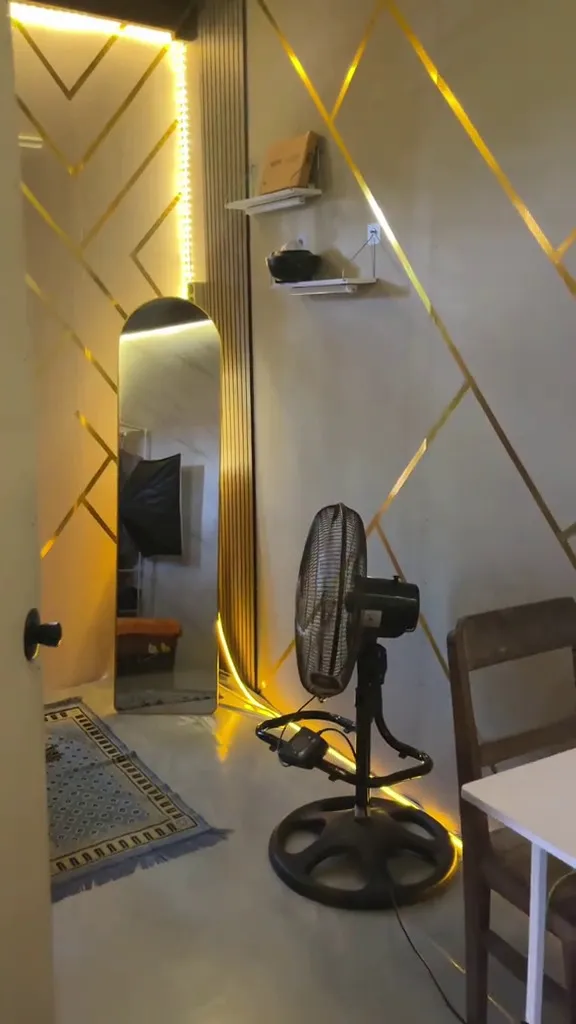 Rumah papan kamarnya disebut estetik dan mewah © 2025 TikTok