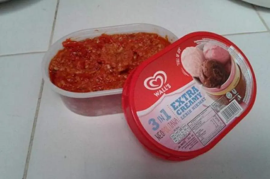 momen apes buka bungkus makan © berbagai sumber