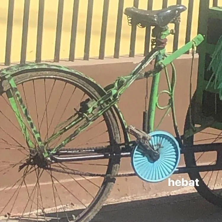 benda absurd di sepeda © berbagai sumber benda absurd di sepeda © berbagai sumber