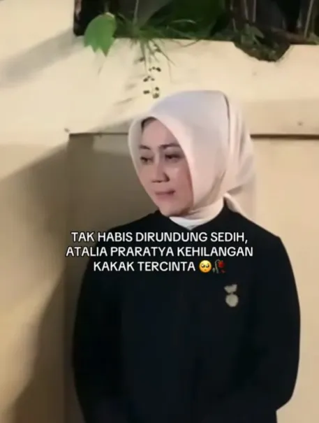 ketegaran Atalia Praratya layat sang kakak © berbagai sumber ketegaran Atalia Praratya layat sang kakak © berbagai sumber