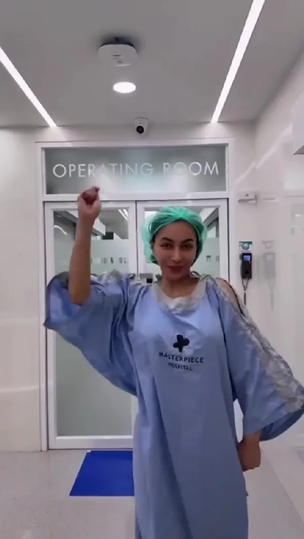 Kurang percaya diri dengan badannya, Denada kembali putuskan oplas dada, ini 9 potret terbarunya © 2025 brilio.net Kurang percaya diri dengan badannya, Denada kembali putuskan oplas dada, ini 9 potret terbarunya © 2025 brilio.net