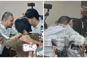7 Potret pertemuan haru Ammar Zoni dengan keluarga saat di ruang sidang, peluk hangat dokter Kamelia 