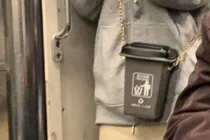 11 Momen orang pakai tas unik di tempat umum ini bikin gagal fokus, kreatif tapi aneh banget