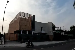 7 Potret depan rumah Denny Caknan di Ngawi yang kini jadi tempat idola COD, asri berdinding batu alam