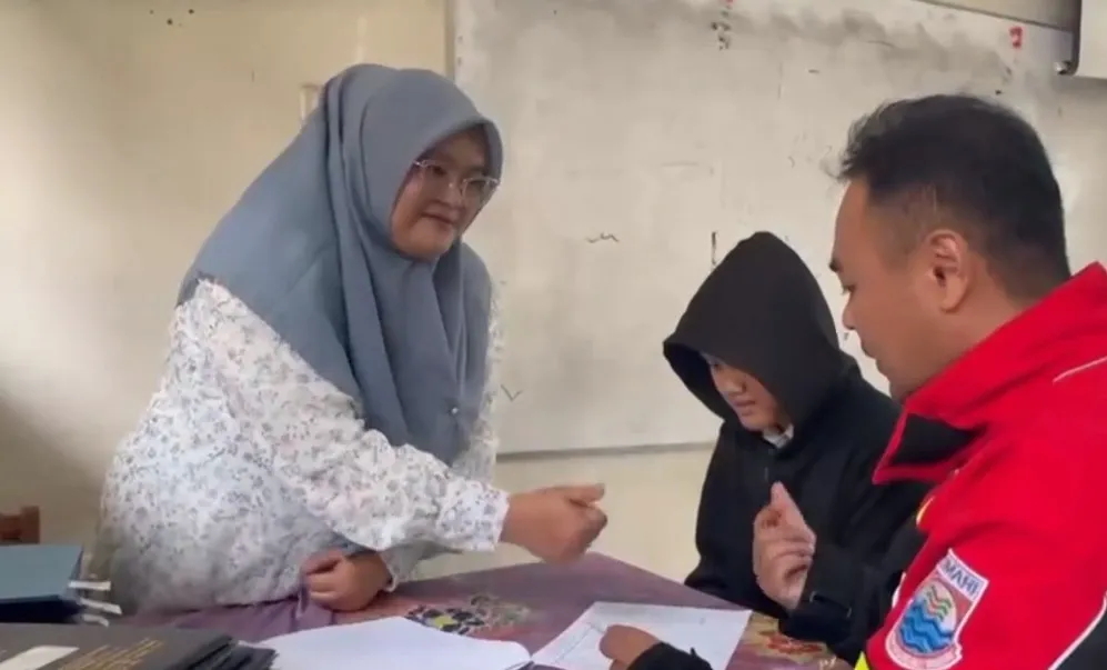 momen Damkar diminta ambil raport siswi © berbagai sumber