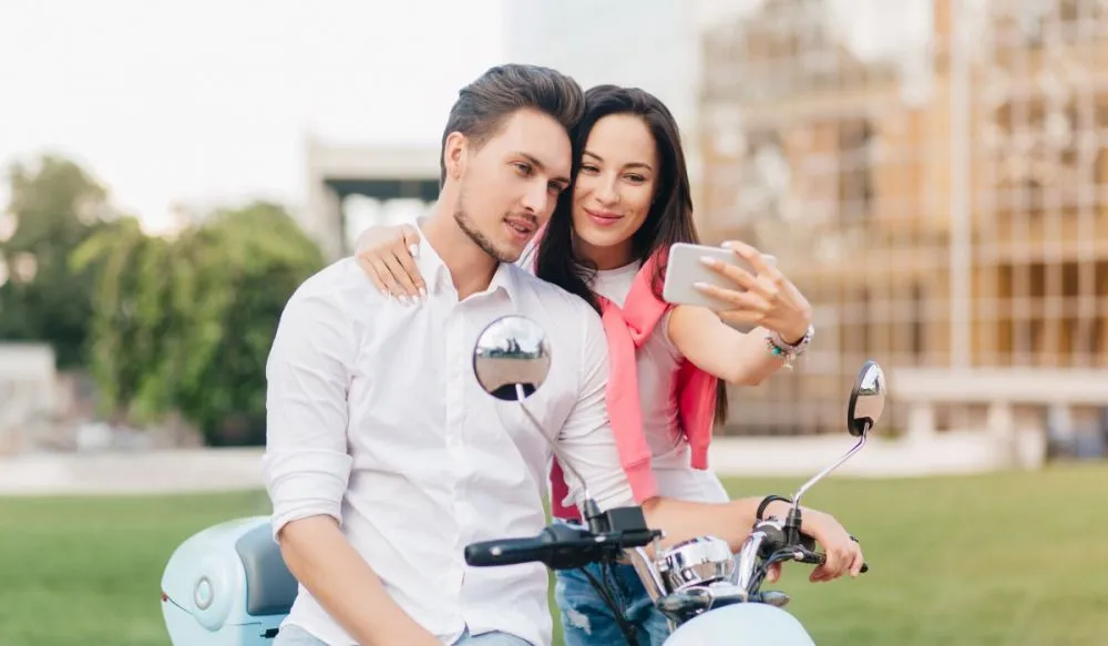 100 Kata-kata gombalan receh yang bikin ngakak, walaupun absurd tapi bikin doi baper parah © 2025 brilio.net