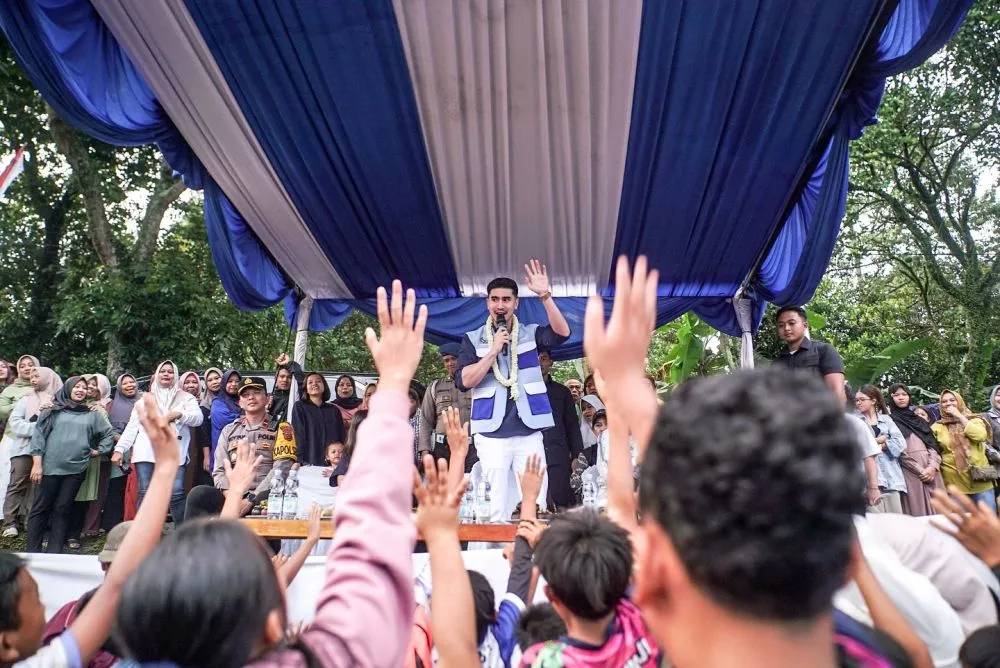 Verrell Bramasta pamer pakai rompi anti galau © Instagram Verrell Bramasta pamer pakai rompi anti galau © Instagram