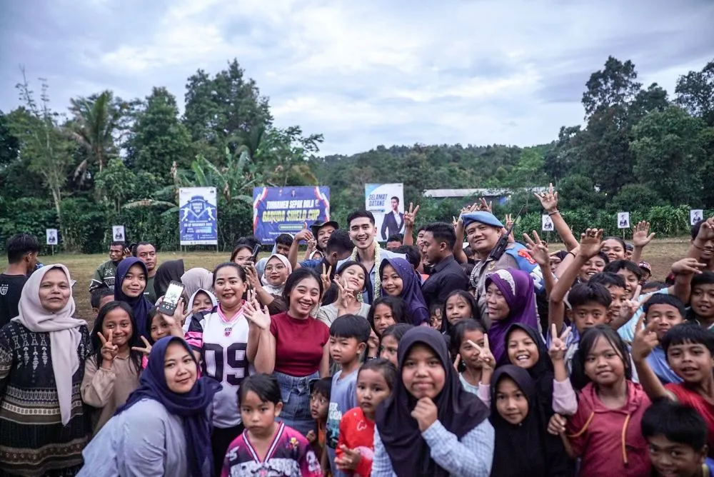 Verrell Bramasta pamer pakai rompi anti galau © Instagram Verrell Bramasta pamer pakai rompi anti galau © Instagram