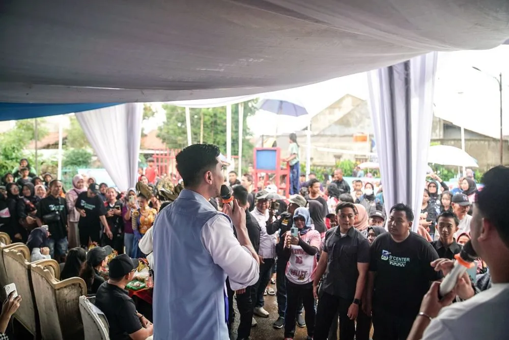 Verrell Bramasta pamer pakai rompi anti galau © Instagram Verrell Bramasta pamer pakai rompi anti galau © Instagram