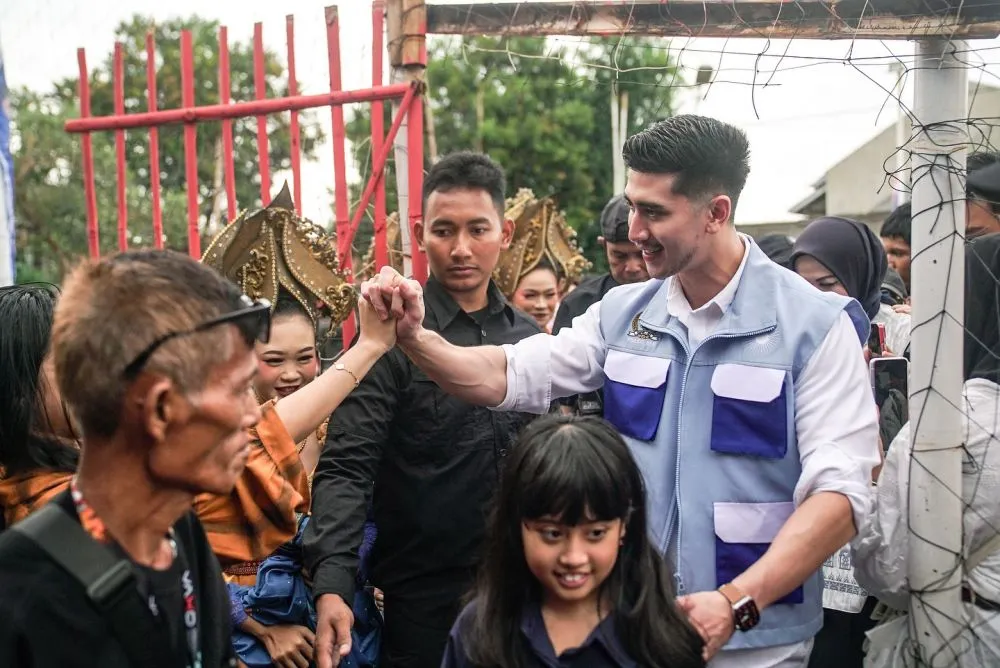 Verrell Bramasta pamer pakai rompi anti galau © Instagram Verrell Bramasta pamer pakai rompi anti galau © Instagram