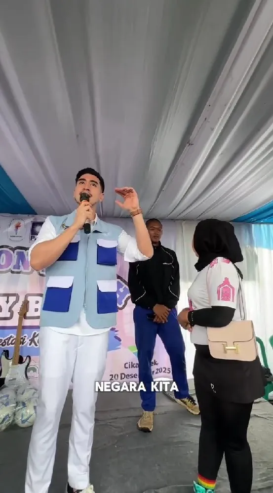 Verrell Bramasta pamer pakai rompi anti galau © Instagram Verrell Bramasta pamer pakai rompi anti galau © Instagram