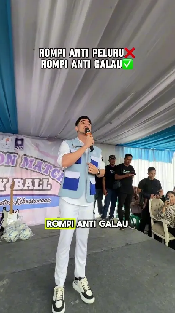 Verrell Bramasta pamer pakai rompi anti galau © Instagram Verrell Bramasta pamer pakai rompi anti galau © Instagram