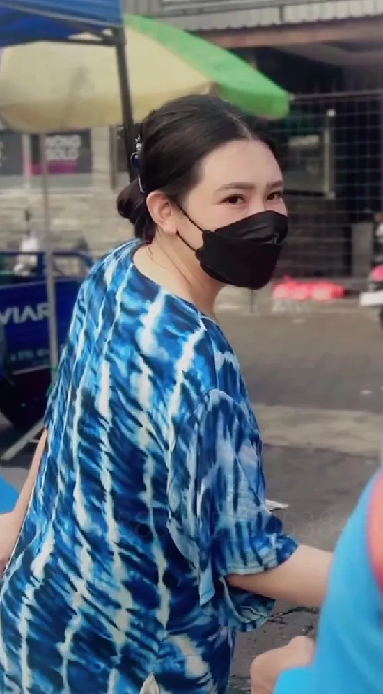 potret Via Vallen dasteran ke pasar © Instagram