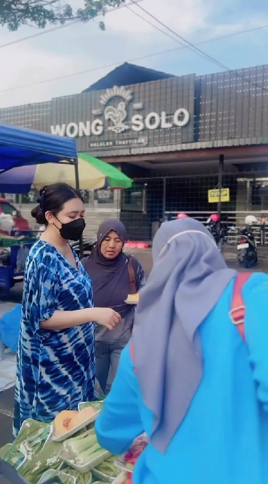 potret Via Vallen dasteran ke pasar © Instagram