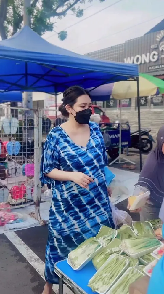 potret Via Vallen dasteran ke pasar © Instagram