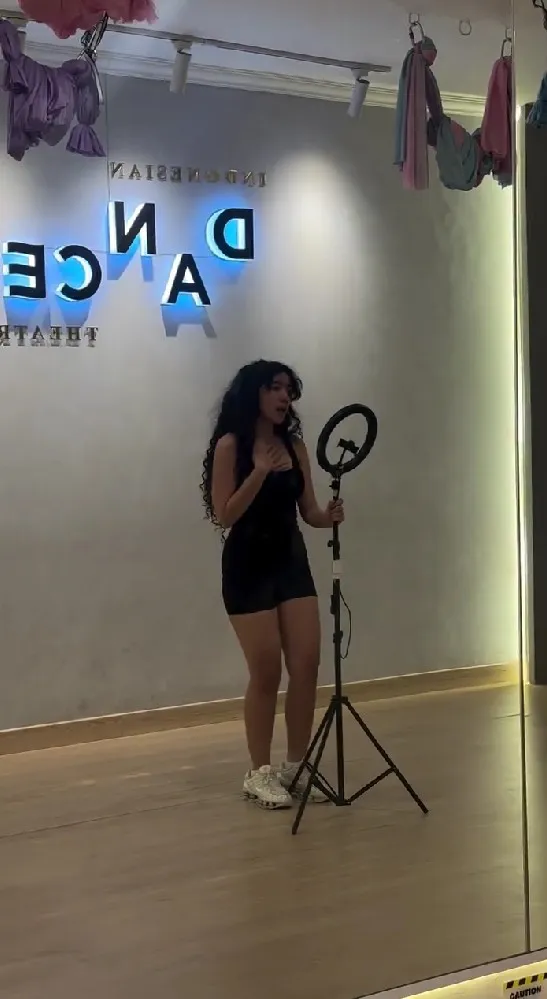 Leticia Joseph latihan catwalk © Instagram