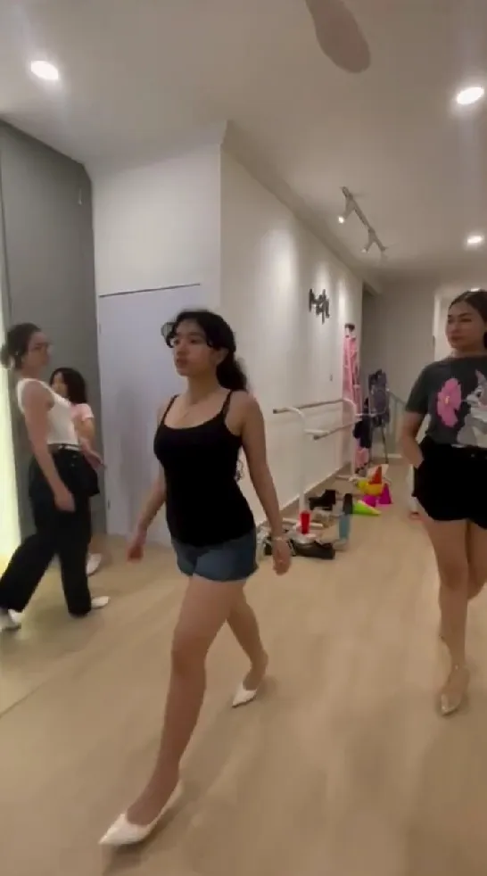 Leticia Joseph latihan catwalk © Instagram