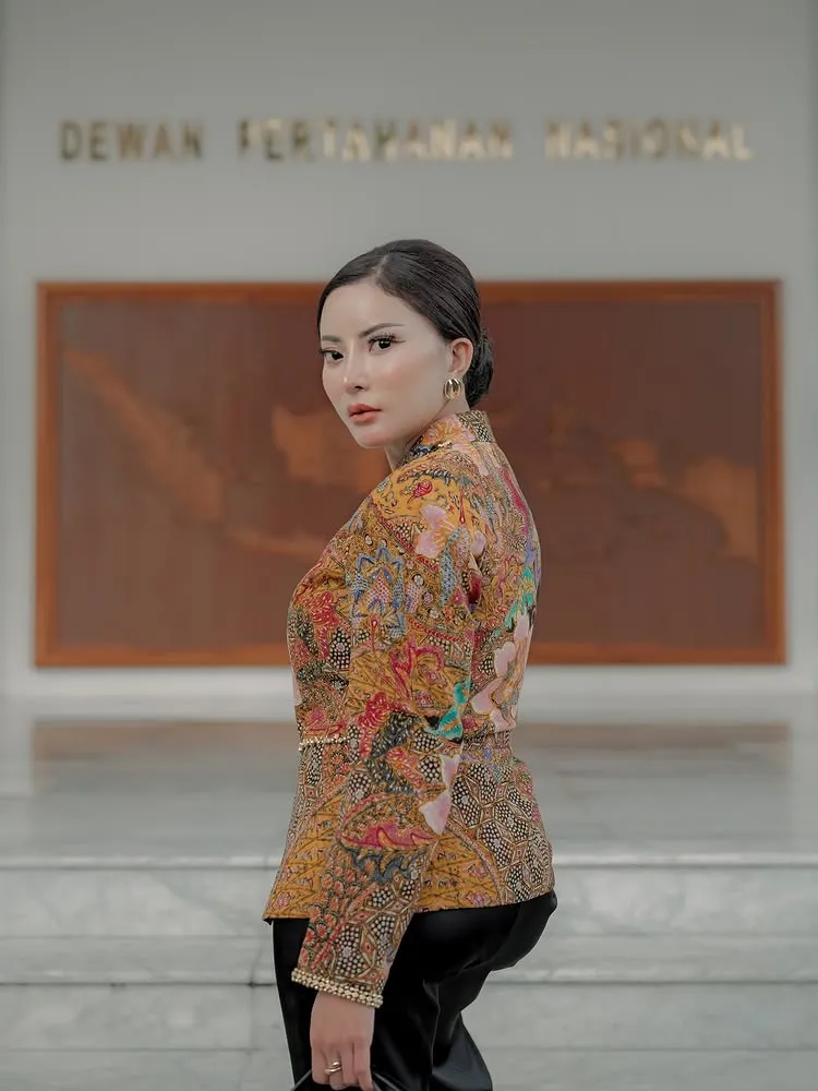 Ayu Aulia eks model majalah dewasa staf kreatif Kemhan © 2025 Instagram